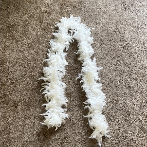 White Feather Boa - Picture 1 of 2